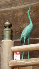 写真Ｉ６：幣殿の廊下の鶴の像。