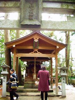 写真Ｉ７：境内摂社の市杵島姫神社（弁財天）。
