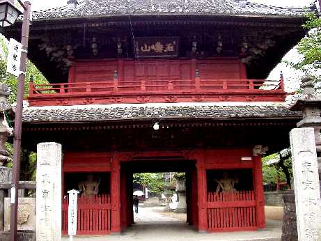 写真１－１：總願寺の山門。