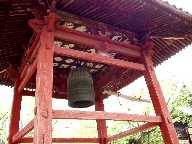 写真１－５：總願寺の梵鐘と櫓。