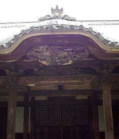 写真２－３：龍蔵寺本堂の屋根。