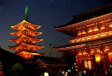 写真Ｎ３：夜の浅草寺本堂と五重塔。