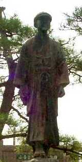 写真２－２：弥勒の「田舎教師の像」。