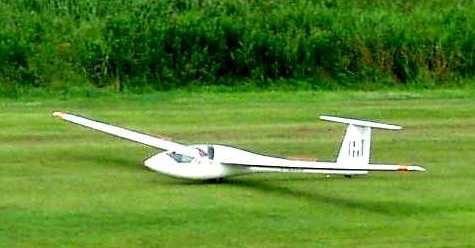 写真４：羽生スカイスポーツ公園に着陸するグライダー。