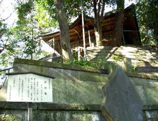 写真ａ４：前玉神社境内の西行の歌碑。