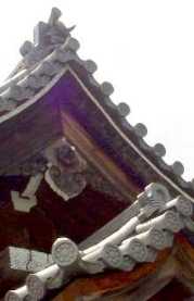 写真ａ１５：寿聖院の屋根瓦の九曜の家紋。