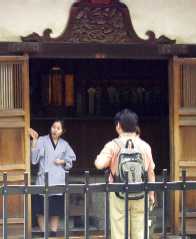 写真ｅ１：妙心寺の明知風呂で道案内する女性。