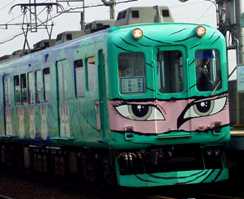 写真ｅ：近鉄伊賀線の忍者顔電車。