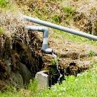 写真１３：水を排出して居る配水管。