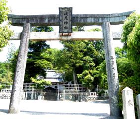 写真ａ１：バス停「森上」近くの岐尼神社の鳥居と拝殿。