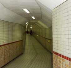 写真１３：川底を通る安治川トンネル。