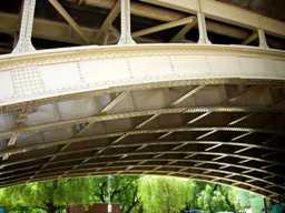 写真４：天神橋裏側の鉄骨構造。