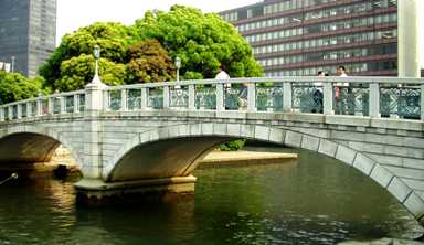 写真８：中之島公園のばらぞの橋。