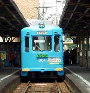 写真１０－１：阪堺線の恵美須町駅に停車する阪堺電車。