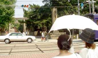 写真１３－１：住吉大社の鳥居前駅の風景。