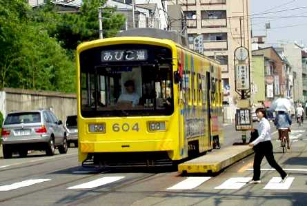 写真８－１：帝塚山３丁目駅に停車する阪堺電車。