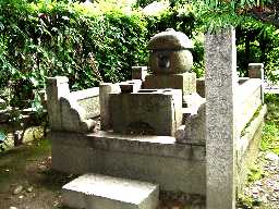 写真１１−２：南宗寺の武野紹鴎の墓。