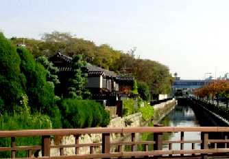 写真１２−１：山之口橋と土居川。