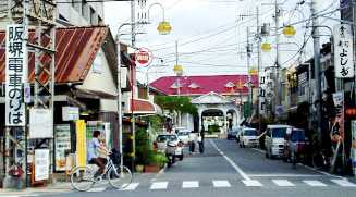 写真３－３：阪堺・浜寺駅前駅と南海・浜寺公園駅を繋ぐ通路。