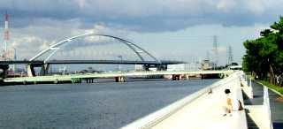 写真４－３：浜寺水路と新浜寺大橋。