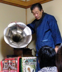 写真２：川村さんと朝顔型ラッパ付き蓄音機。