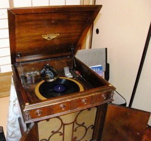 写真３：主に使われた蓄音機。