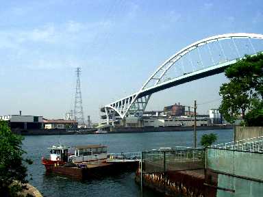 写真ｂ１１：住之江区側から見た木津川渡船場の風景と新木津川大橋。