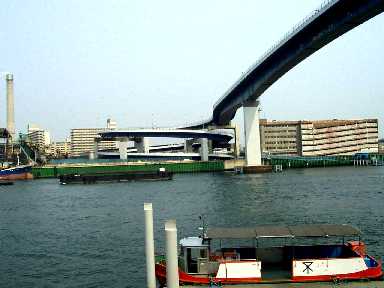 写真ｂ２２：千本松渡船場の渡し舟と千本松大橋。