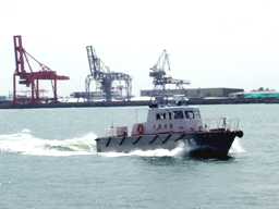 写真ｂ３０−３：大阪港から安治川を疾駆する大阪府警の船。