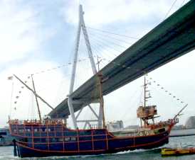 写真ｂ３０−５：天方山大橋の下を通る帆船。