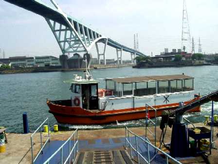 写真ｂ９：木津川渡船場の渡し舟。