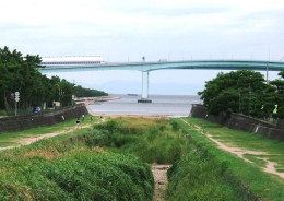 写真６：鵺塚橋から見た南の阪神高速湾岸線と海。