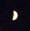 写真ｂ−８：上弦の月のアップ。