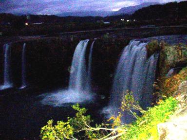 写真ｃ−１：東洋のナイアガラ−原尻の滝。
