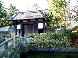 写真１−１：行田市郷土博物館の城門（再現）。