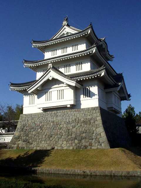 写真２−１：御三階櫓を模した行田市郷土博物館の建物（再現）。