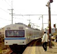 写真５−１：持田駅に入線する秩父鉄道の電車。