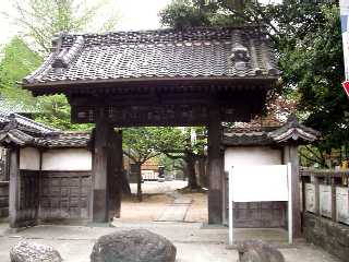 写真ｅ：加須市に移築されている忍城の「黒門」。