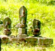写真１１−２：本丸跡にある３体の石彫仏像。