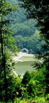 写真１１−３：本丸跡から八木川と琴弾トンネルを見下ろす。