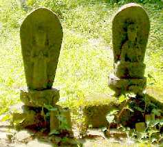写真８：主郭下の石彫仏像。