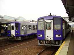 写真０：柘植駅に停車する関西本線のワンマンカー。