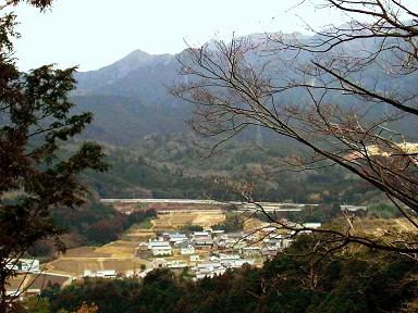 写真６−１：西尾根から見た加太（かぶと）の村と錫杖ヶ岳。