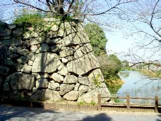 写真Ｋ１－１：郡山城の東側入口の石垣。