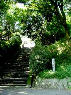 写真Ｔ３－２：「多聞城跡」の石柱と石の階段。