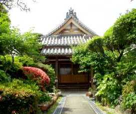 写真ＴＴ２－２：光専寺の本堂と庭。