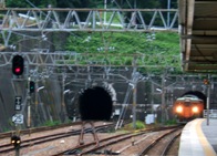 写真０：ＪＲ金谷駅ホームから見た西のトンネル。