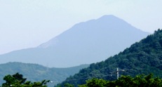 写真１−５−１：川根両国駅から見た朝日岳。