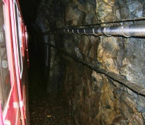 写真１２−１：掘削跡が剥き出しのトンネル内壁。
