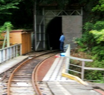 写真１３−３：井川駅から見える貨物専用の堂平駅へ通じるトンネル。
